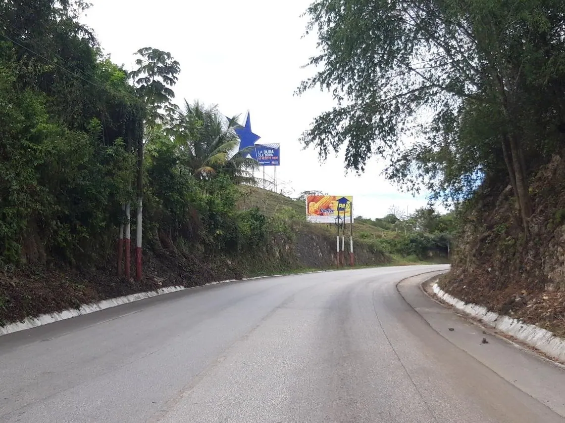 Valla AT-110 - Km 428.9 a El Chal, orientación hacia Petén